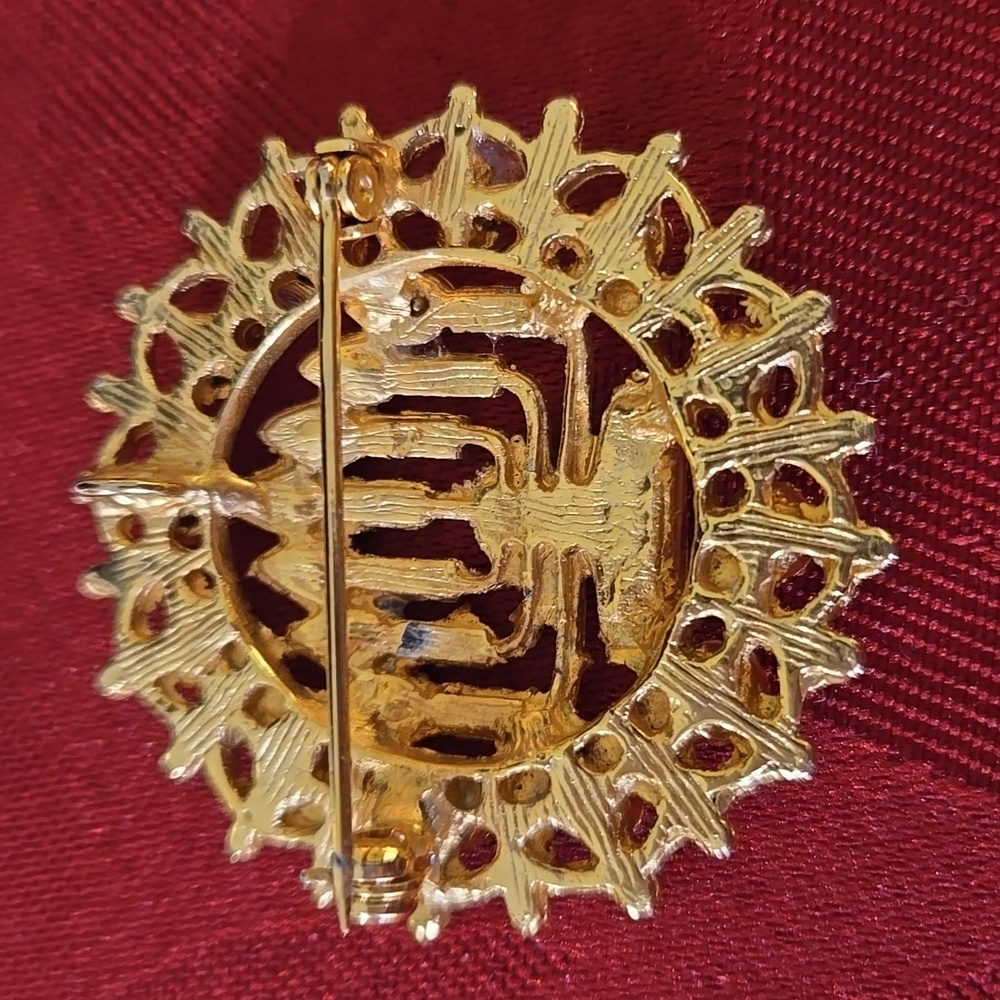 Beautiful Goldtone Menorah Brooch/ Pendant - Picture 3 of 4